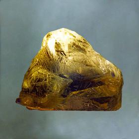 Angelo Rinaldi, Eldorado, scultura in vetro massello cristallo, scolpito, con plinto luminoso torto, in ferro ruggine patinato, vetro cm.26x39x15, totale h.cm.160, anno 1997