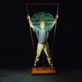  Angelo Rinaldi, Cometa,serie dei Gong,scultura in cristrallo scolpito, ovale cm.65x79, con struttura in acciaio patinato, h.totale, h.cm.237, anno 1996, autore dietro la scultura